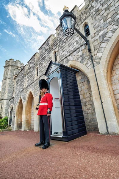 英国温莎 2016年7月10日 在温莎城堡执勤的身份不明的皇家警卫 — 图库照片