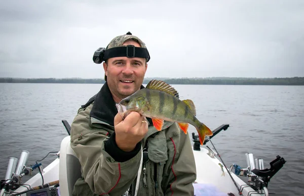 Pesca Persico Giornata Nuvolosa — Foto Stock