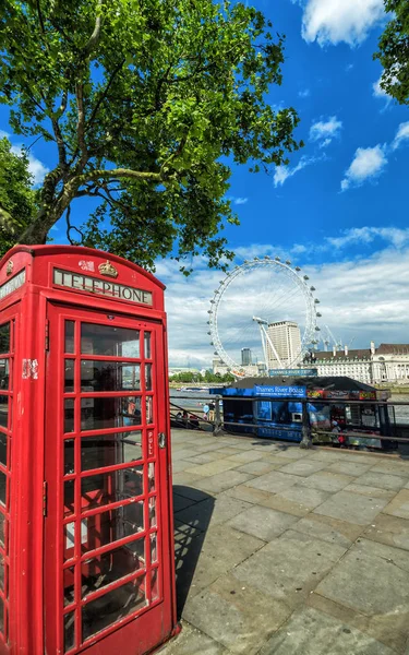 Ikoniska Engelska Telefonkiosk Med London Eye Bakgrunden — Stockfoto