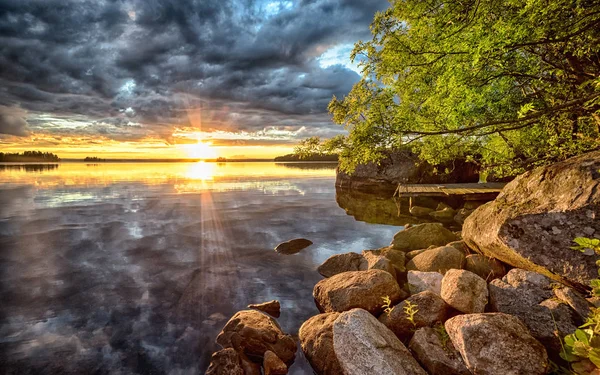 Medianoche en el lago escandinavo — Foto de Stock