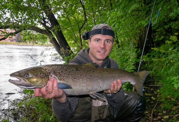 Pêcheur Avec Énorme Trophée Pêche Saumon — Photo