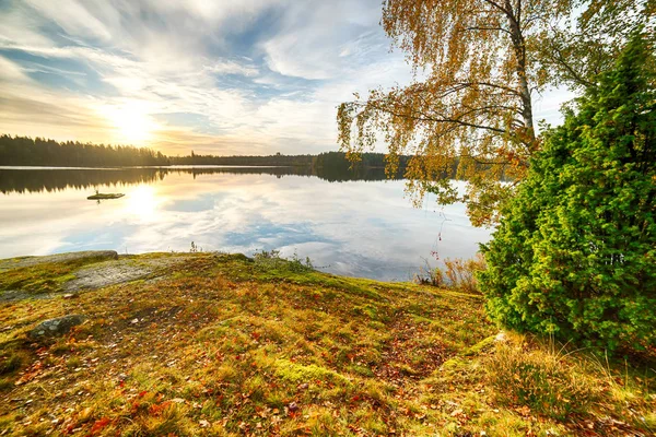 スウェーデンの湖の上の秋の日の出 — ストック写真