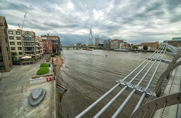 Λονδίνου Θέα Από Άποψη Που Βρίσκεται Κάτω Από Την Πεζογέφυρα — Φωτογραφία Αρχείου