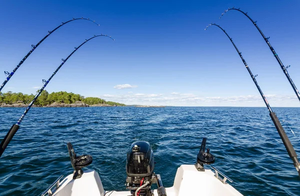 朝の湖で釣りのトローリング — ストック写真