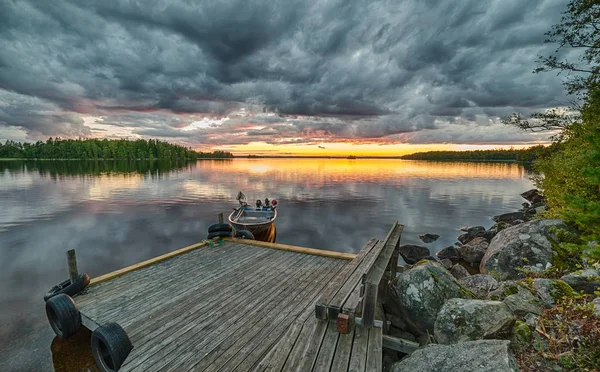 Půlnoc na skandinávské jezero — Stock fotografie