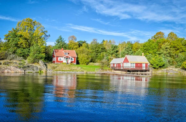 Шведська Ідилічним Пейзажем Фоні Води Відбиття — стокове фото