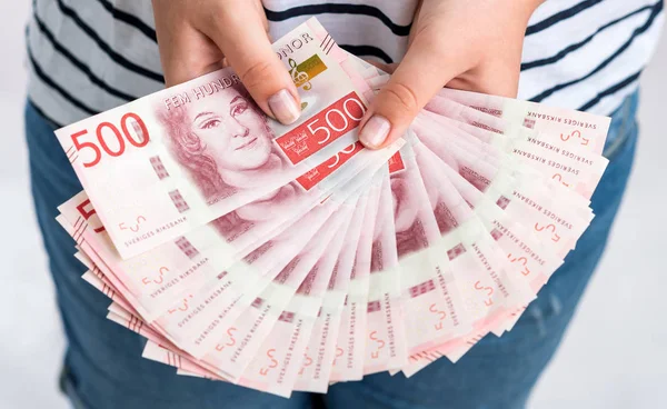 Жінки Тримають Гаманець Шведськими Банкнотами — стокове фото