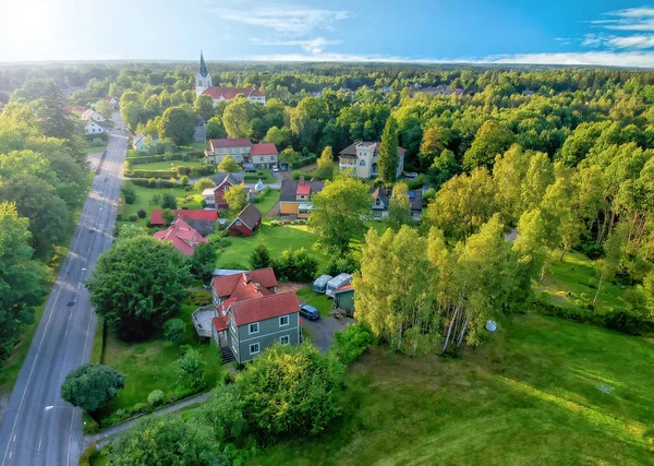 Vista Aérea Para Pequena Aldeia Sueca Com Rua Principal — Fotografia de Stock