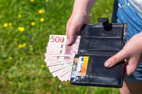 Frauen Portemonnaie Mit Schwedischen Banknoten Outdoor Szenerie — Stockfoto