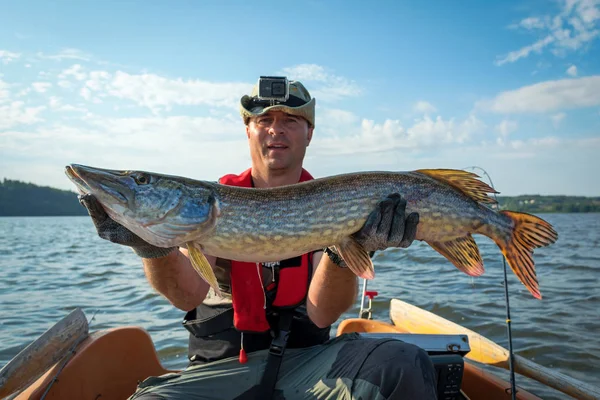 Uomo Possesso Grande Luccio Dal Mare — Foto Stock