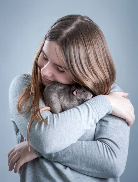 Flicka Kramar Grå Råtta Vänner För Alltid — Stockfoto