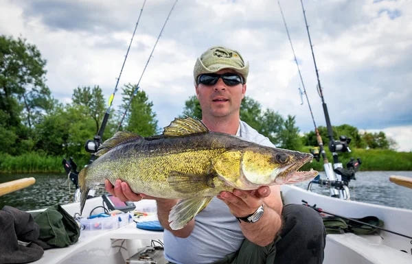 Bardzo Szczęśliwy Wędkarz Ryby Walleye Jesień — Zdjęcie stockowe