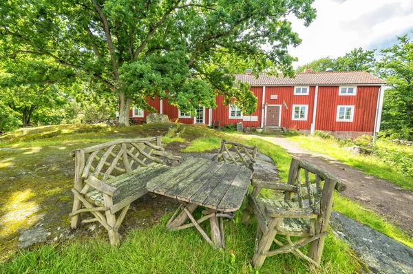 Tjro 島でスウェーデンの典型的な建築 — ストック写真
