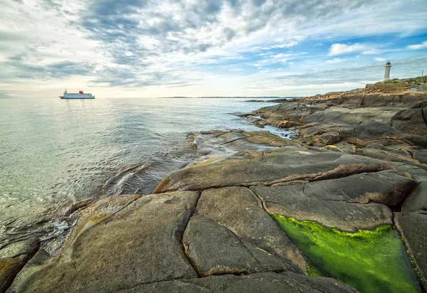 田园诗般的瑞典海岸风光与渡船 — 图库照片