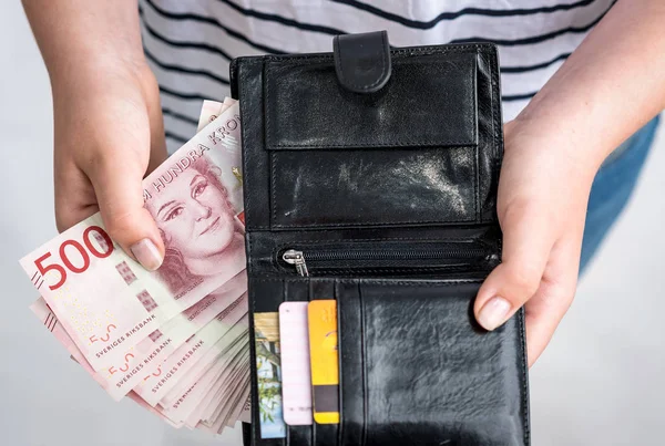 Жінки Тримають Гаманець Шведськими Банкнотами — стокове фото