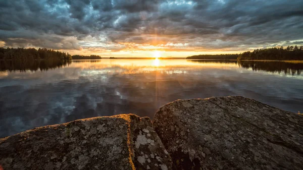 Medianoche en el lago escandinavo — Foto de Stock