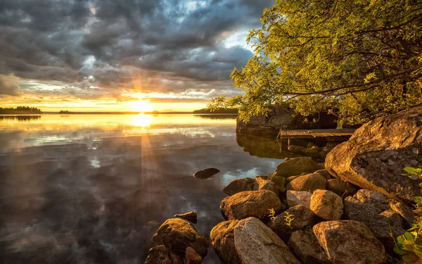 Mezzanotte sul lago scandinavo — Foto Stock