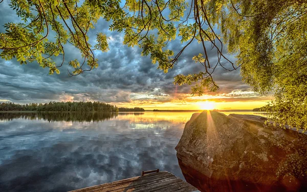 Midnatt vid skandinaviska sjö — Stockfoto