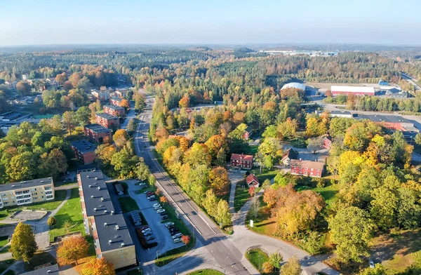秋のシーズンにスウェーデンの小さな町の空撮 — ストック写真