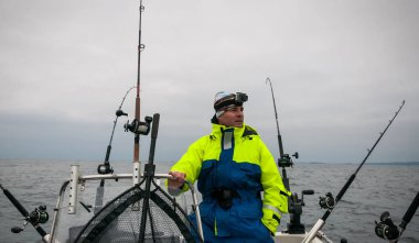 Tekne trolling üzerinde fener