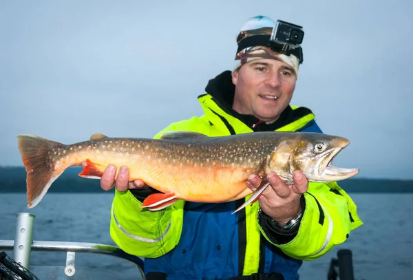 Glücklicher Angler Mit Dickem Arktischen Saibling — Stockfoto