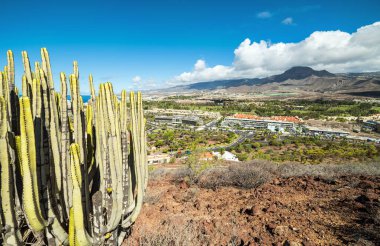Los Cristianos, Tenerife - 26 Şubat 2018: alışveriş merkezi ve Los Cristianos şehir mimarisi Tenerife Chayofita Tepesi'nden görünümüne.