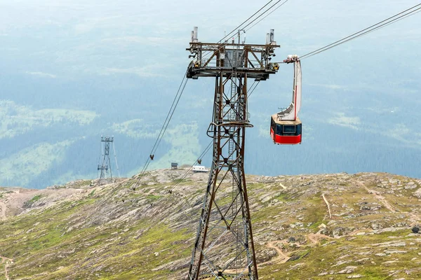 キャビンは スウェーデンの山でトロリーを持ち上げる — ストック写真