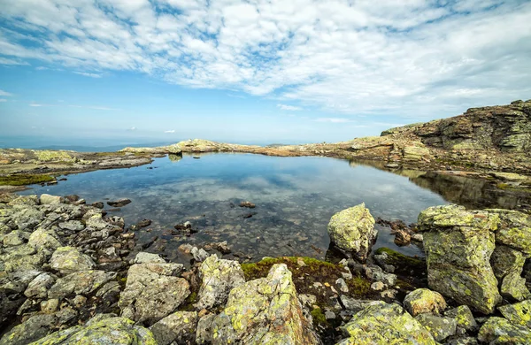 瑞典山区风景如画的水塘 — 图库照片