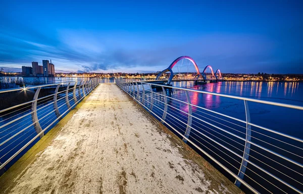 Puente Peatonal Solvesborg Con Luminiscencia Rosa Suecia — Foto de Stock