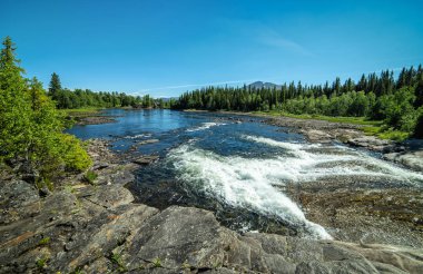 Nehir cascade İsveçli dağlarda