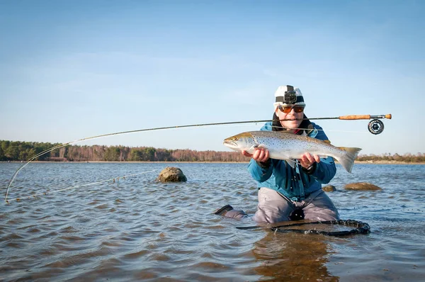 Glücklicher Angler Mit Großen Meerforellen Der Fliegenrute — Stockfoto