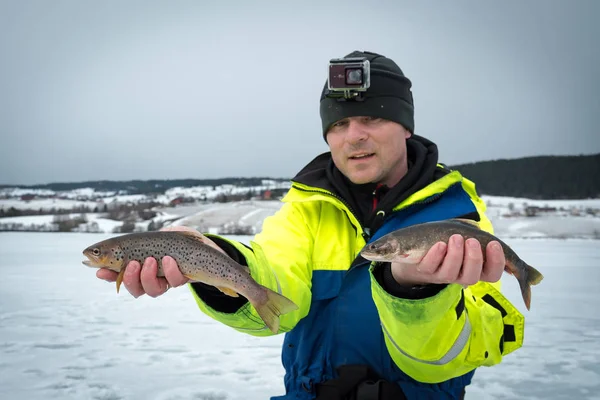 Pescador Com Troféu Trutas Pesca Gelo — Fotografia de Stock