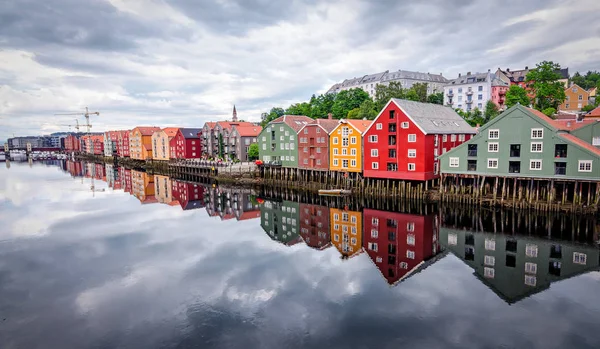 Su yansıması ile Trondheim şehir mimarisi — Stok fotoğraf