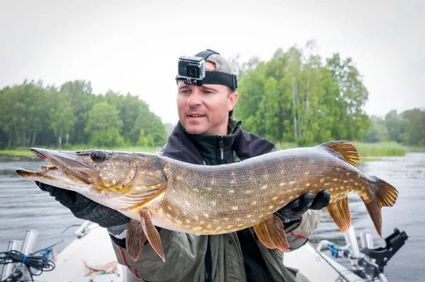 Enorme Pike Fishing Trophy Regenachtige Dag — Stockfoto