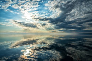 Vattern gölü üzerinde gün doğumu