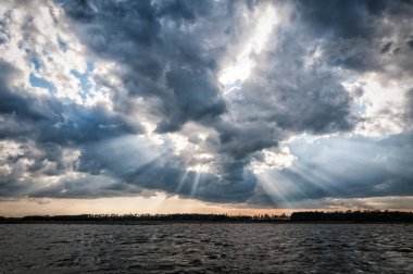 İsveç deniz kıyısında dramatik hava manzarası