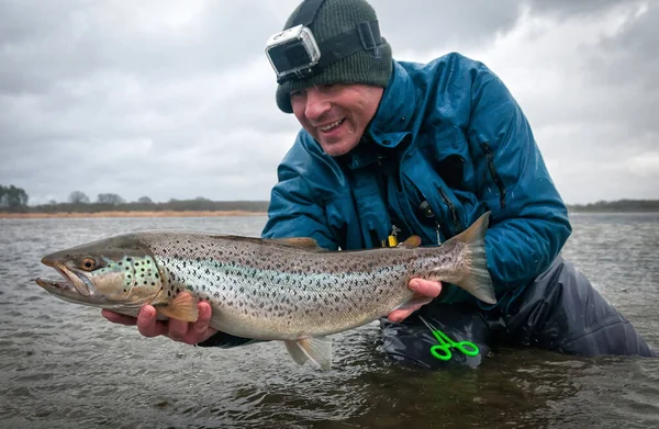 Énorme Truite Mer Prise Dans Une Journée Orageuse — Photo