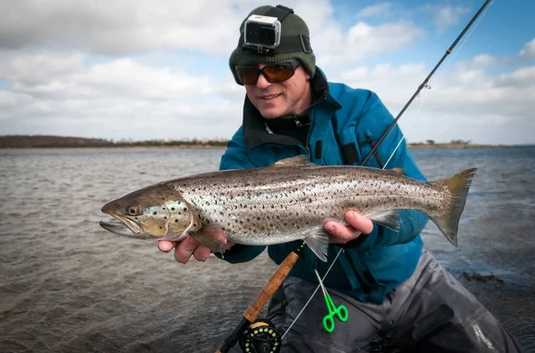 Pescador Feliz Con Trucha Mar Abril — Foto de Stock