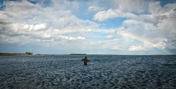 Fliegenfischer Angler Wunderschöner Regenbogenlandschaft — Stockfoto