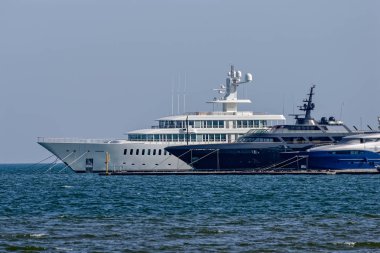 İtalya 'da bir limanda lüks bir yat