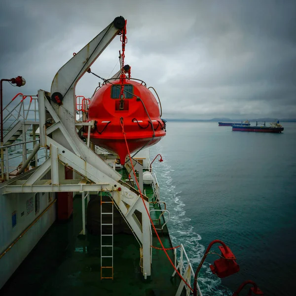 航海中の大型回転船の救命ボート — ストック写真