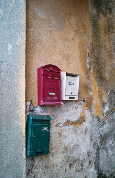 イタリアのさびたメール ボックスの詳細 — ストック写真