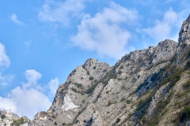 Marina di Carrara İtalya 'daki mermer ocağı.