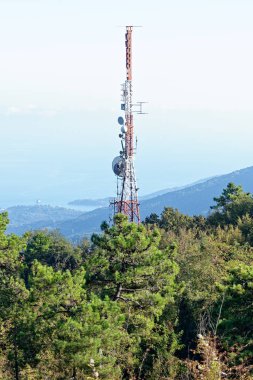 Mavi gökyüzüne karşı telekomünikasyon kulesinin detayları