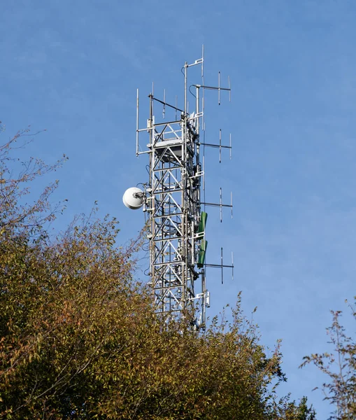 Szczegóły Dotyczące Wieży Telekomunikacyjnej Przeciwko Błękitnemu Niebu — Zdjęcie stockowe