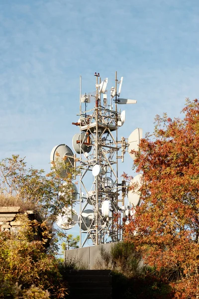 Szczegóły Dotyczące Wieży Telekomunikacyjnej Przeciwko Błękitnemu Niebu — Zdjęcie stockowe