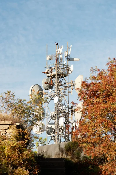 Détail Tour Télécommunication Contre Ciel Bleu — Photo