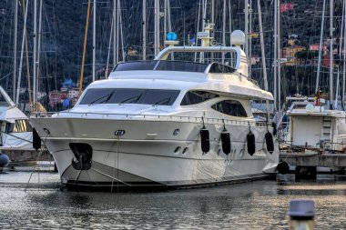 İtalya 'da bir limanda lüks bir yat