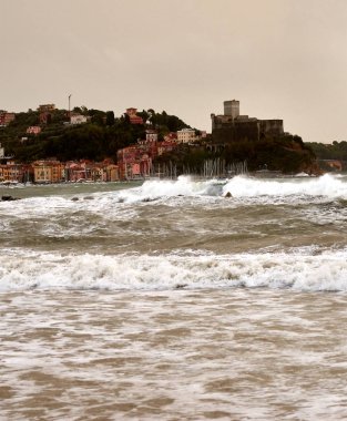 Lerici 'de şiddetli bir fırtına, La Spezia yakınlarında güzel bir köy.