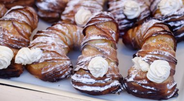 tipik napoletan kek bir pazarda, İtalya